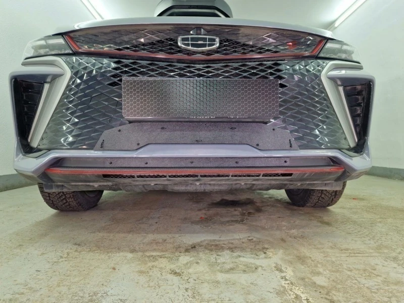 Зимняя заглушка радиатора на стяжке низ (2 части) для Geely Coolray I Рестайлинг Черный Стрелка 11 ZZ.GCOOL24.bot