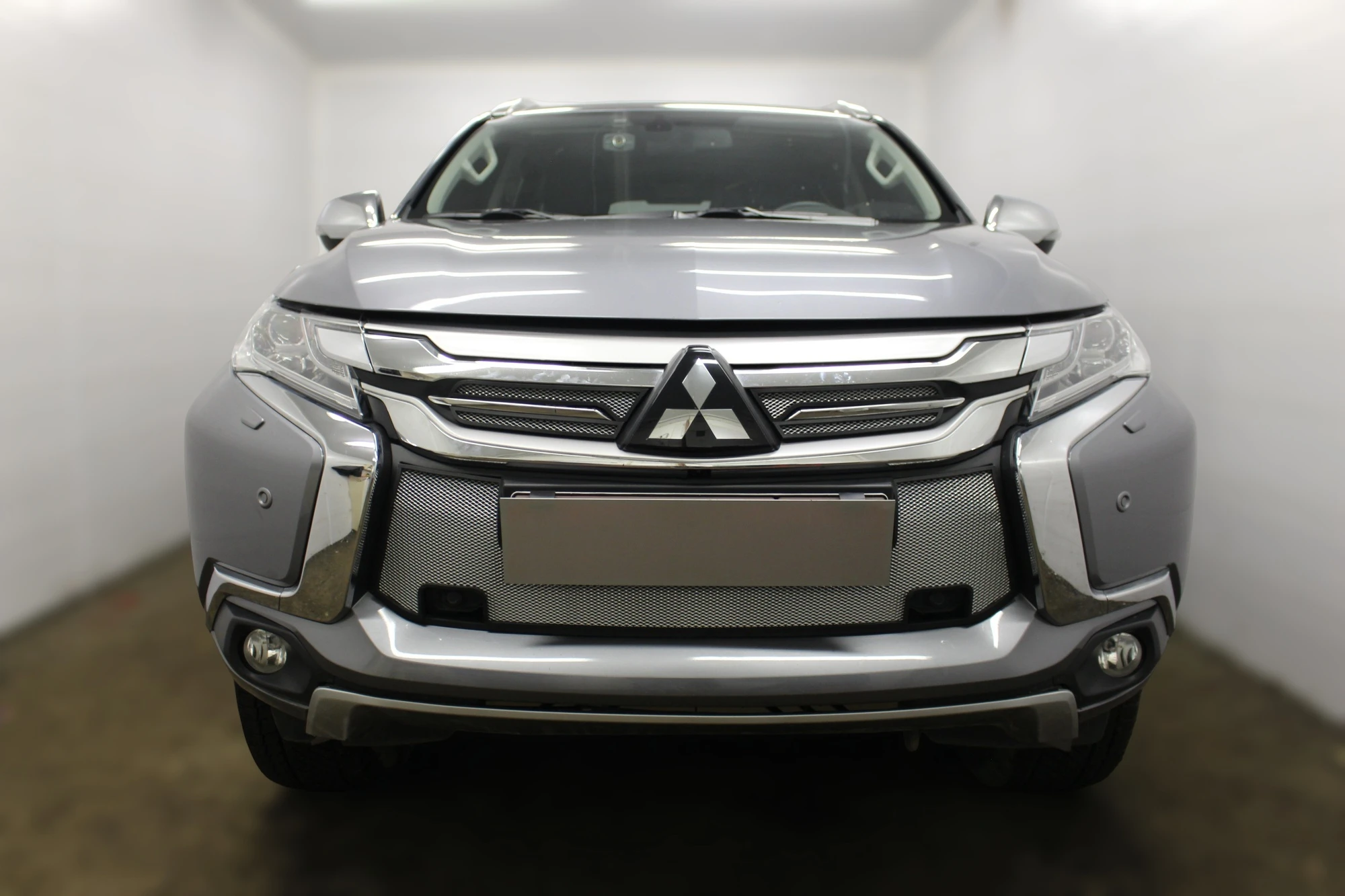 Комплект сеток chrome верх 4 части и низ с парктроником для Mitsubishi Pajero Sport III