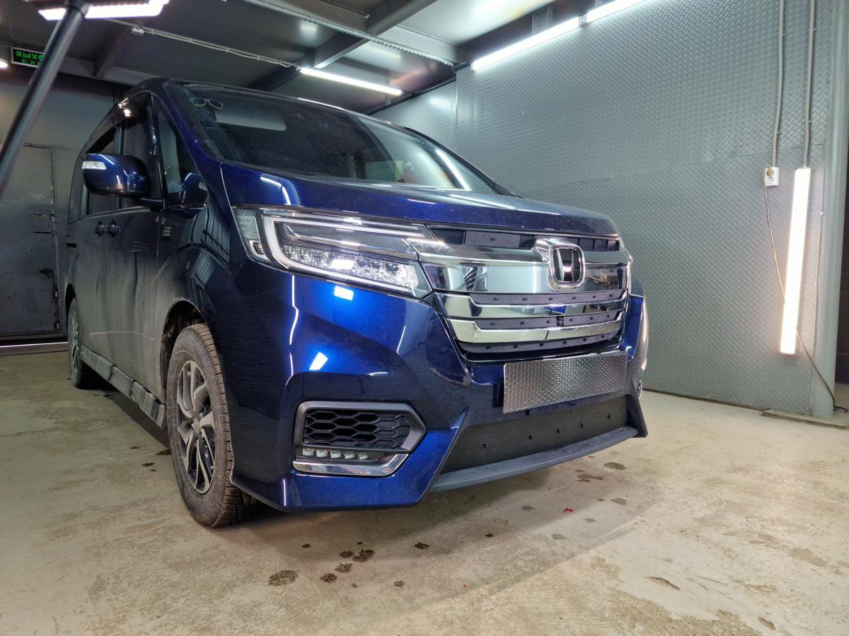 Зимняя заглушка радиатора на стяжке низ для Honda Stepwgn V Рестайлинг