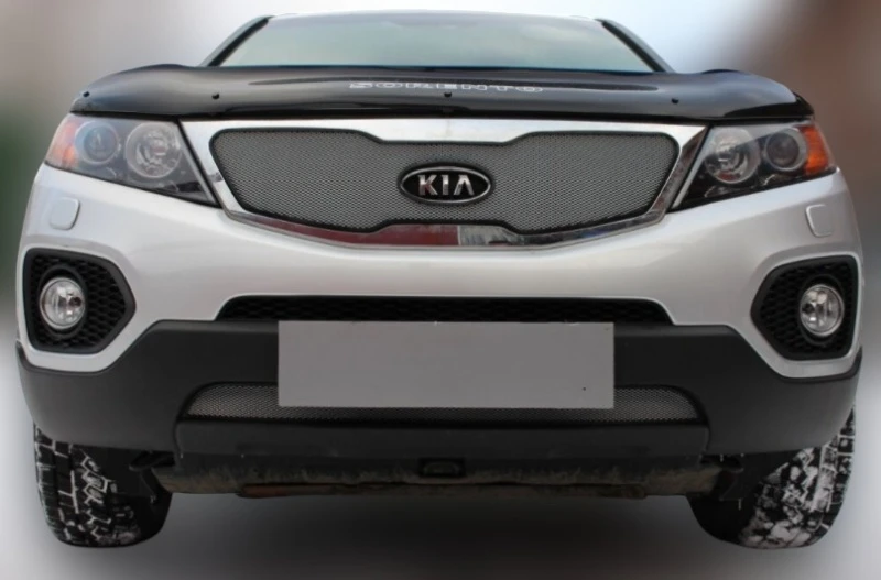 Комплект сеток chrome верх с вырезом под логотип и низ для Kia Sorento II Хром Стрелка 11 KIASOR09.top.logo.chrome-KIASOR09.bot.chrome