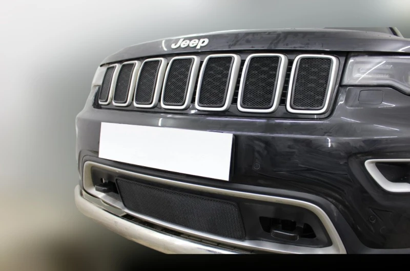 Комплект сеток black верх (Laredo, Limited, Overland) и низ с датчиком для Jeep Grand Cherokee IV (WK2) Рестайлинг 2 Черный Стрелка 11 JGCH18.top.black-JGCH18.bot2.black