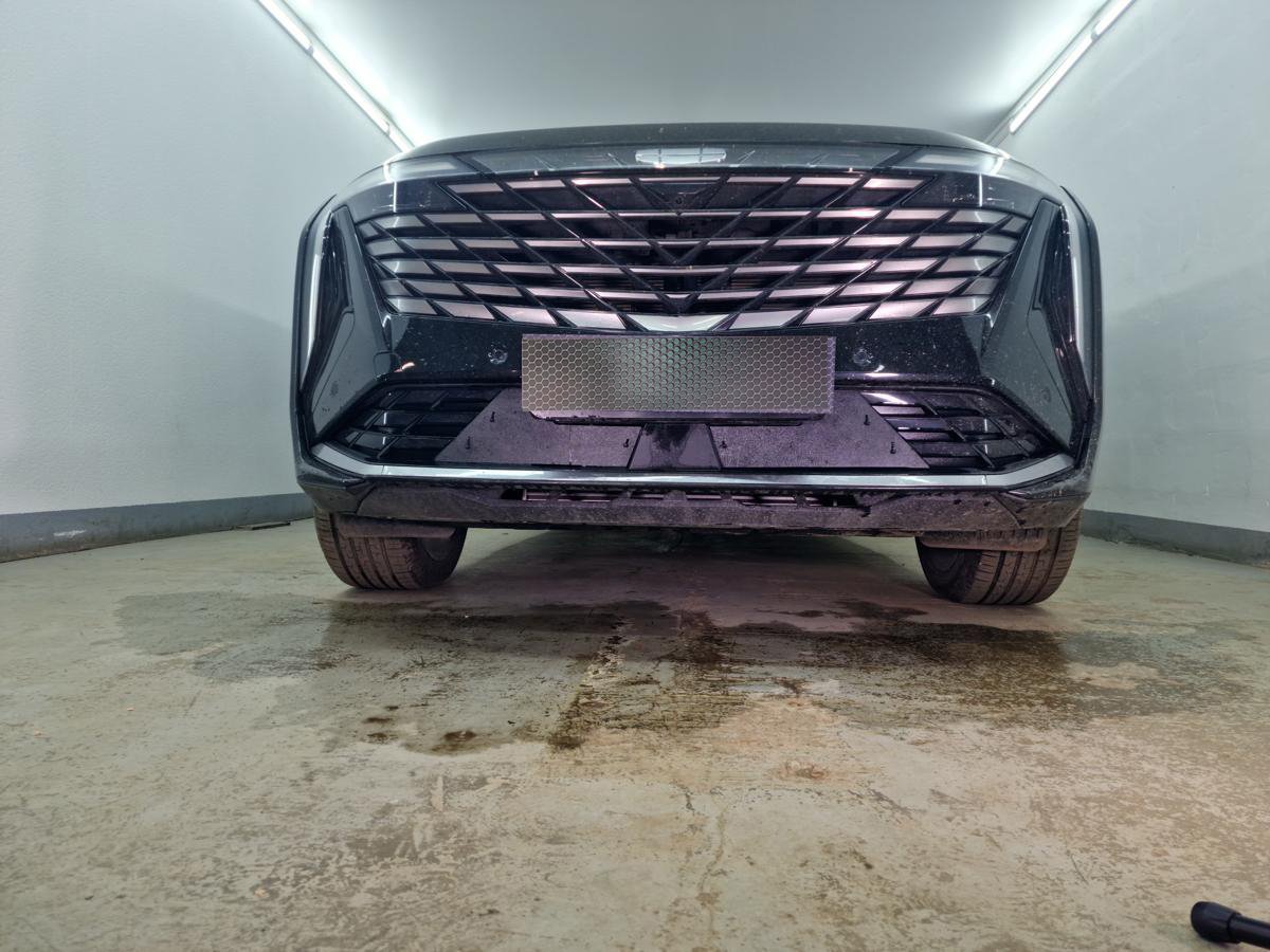 Зимняя заглушка радиатора на стяжке низ (2 части) для Geely Atlas II