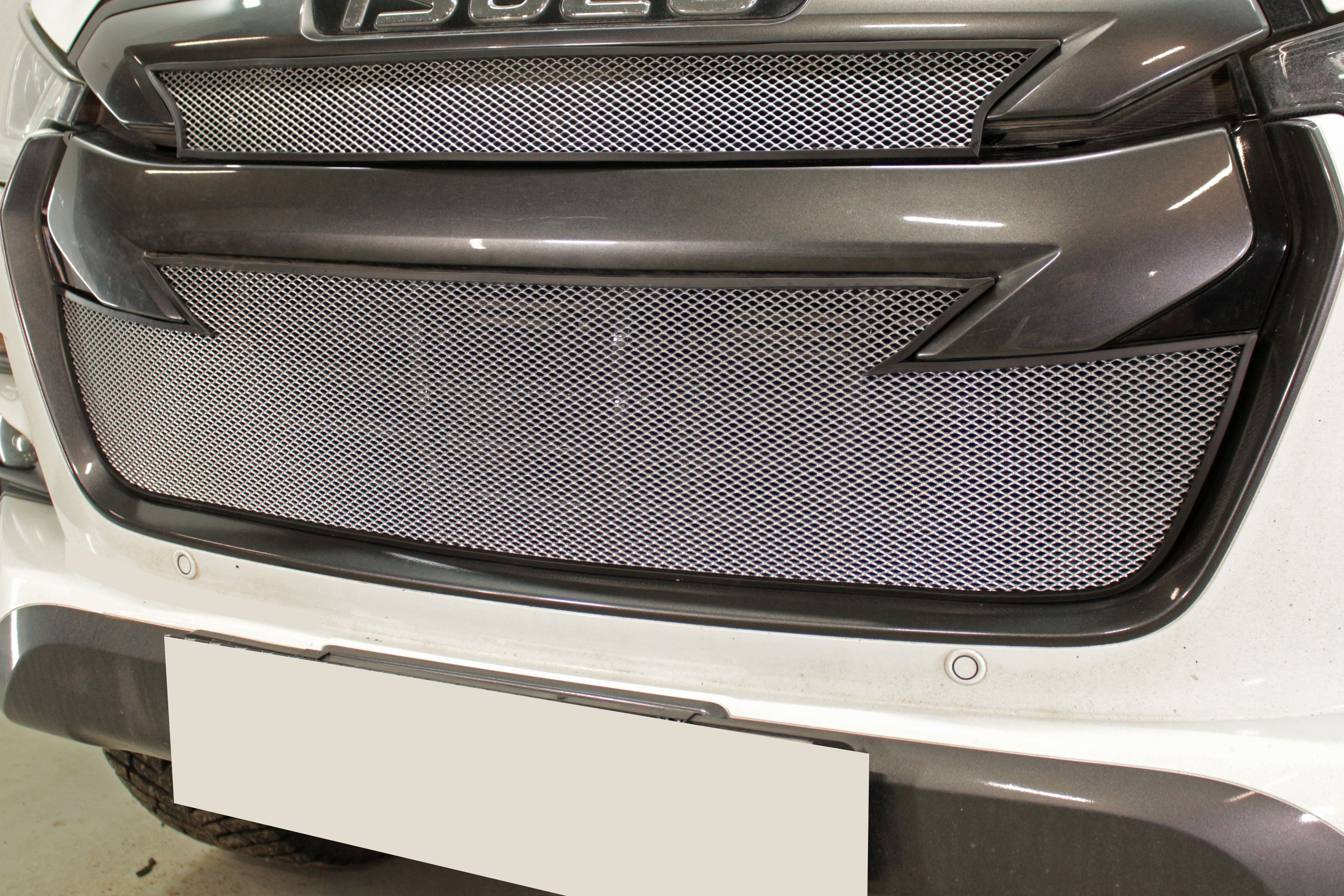 Защитная сетка радиатора верх для Isuzu D-Max III