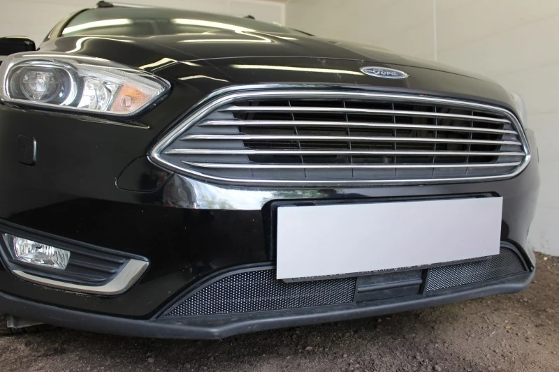 Защитная сетка радиатора низ, с датчиком АСС для Ford Focus III Рестайлинг Черный Стрелка 11 FFOCIII14.bot1.black