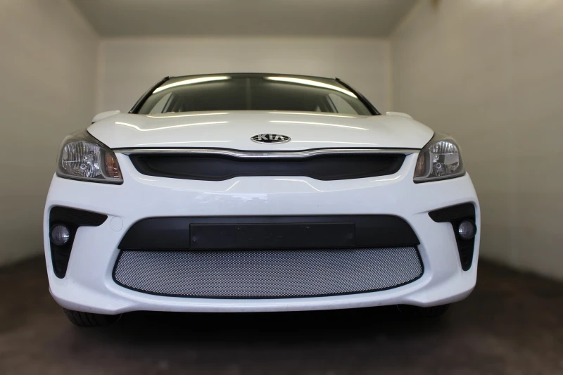 Комплект сеток chrome верх (заглушка без сот) и низ для Kia Rio IV Хром Стрелка 11 KRIO17.top.chrome-KRIO17.bot.chrome