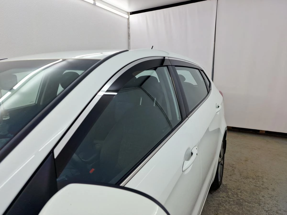 Дефлекторы окон с хром накладками 2D 6 шт (для кузова хэтчбек) для Kia Rio III Рестайлинг