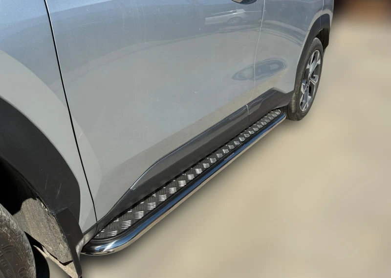 Пороги с накладным листом d42 мм для Geely Atlas II  Юко GA.23.41