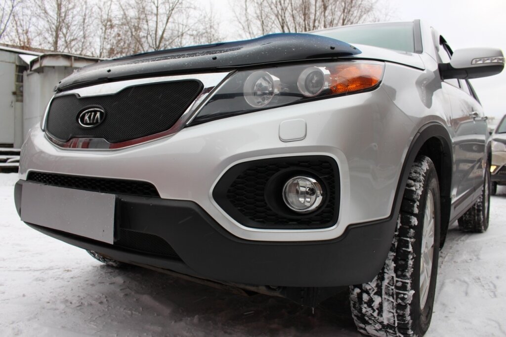 Защитная сетка радиатора верх, с вырезом под логотип для Kia Sorento II