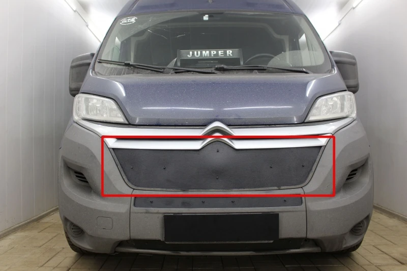 Зимняя заглушка радиатора на стяжке верх для Citroen Jumper  II Рестайлинг Черный Стрелка 11 ZZ.CJUMP14.top