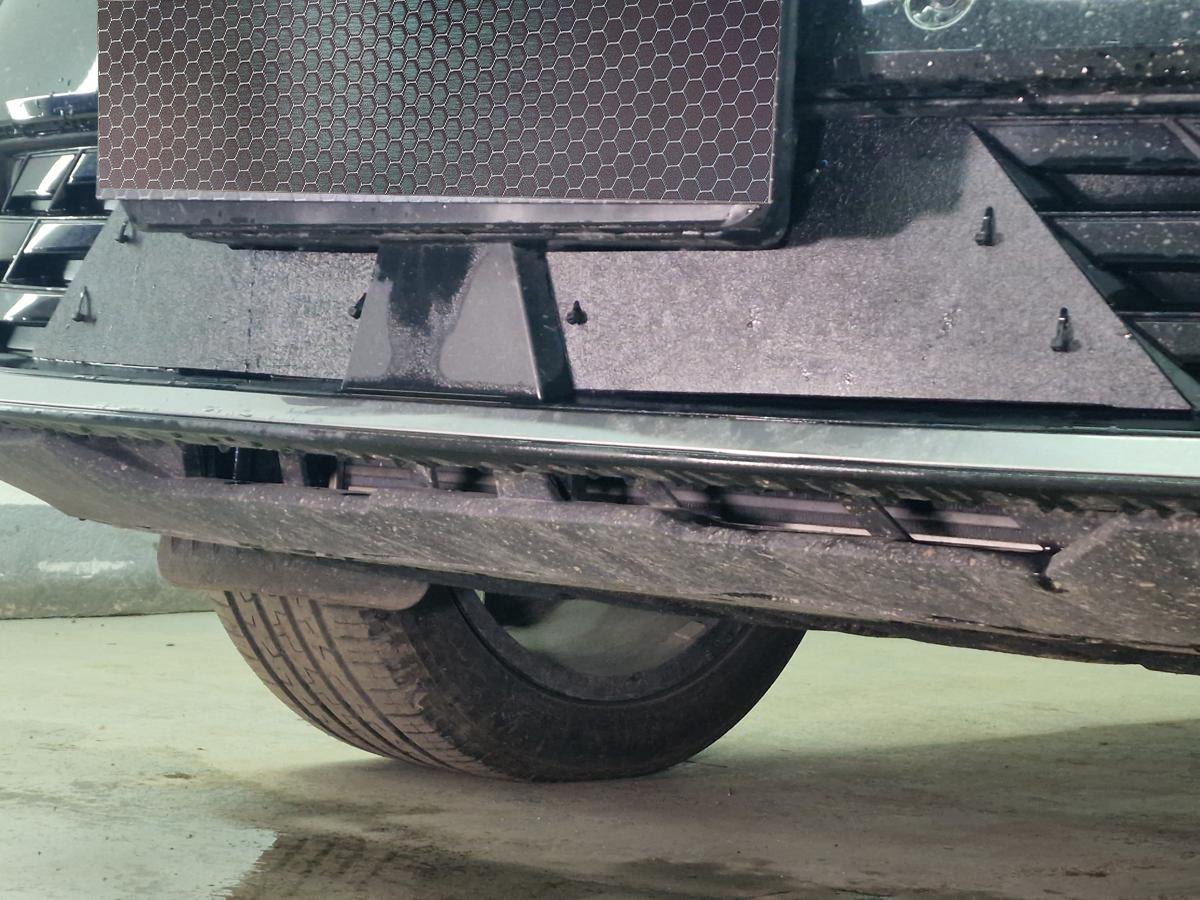 Зимняя заглушка радиатора на стяжке низ (2 части) для Geely Atlas II