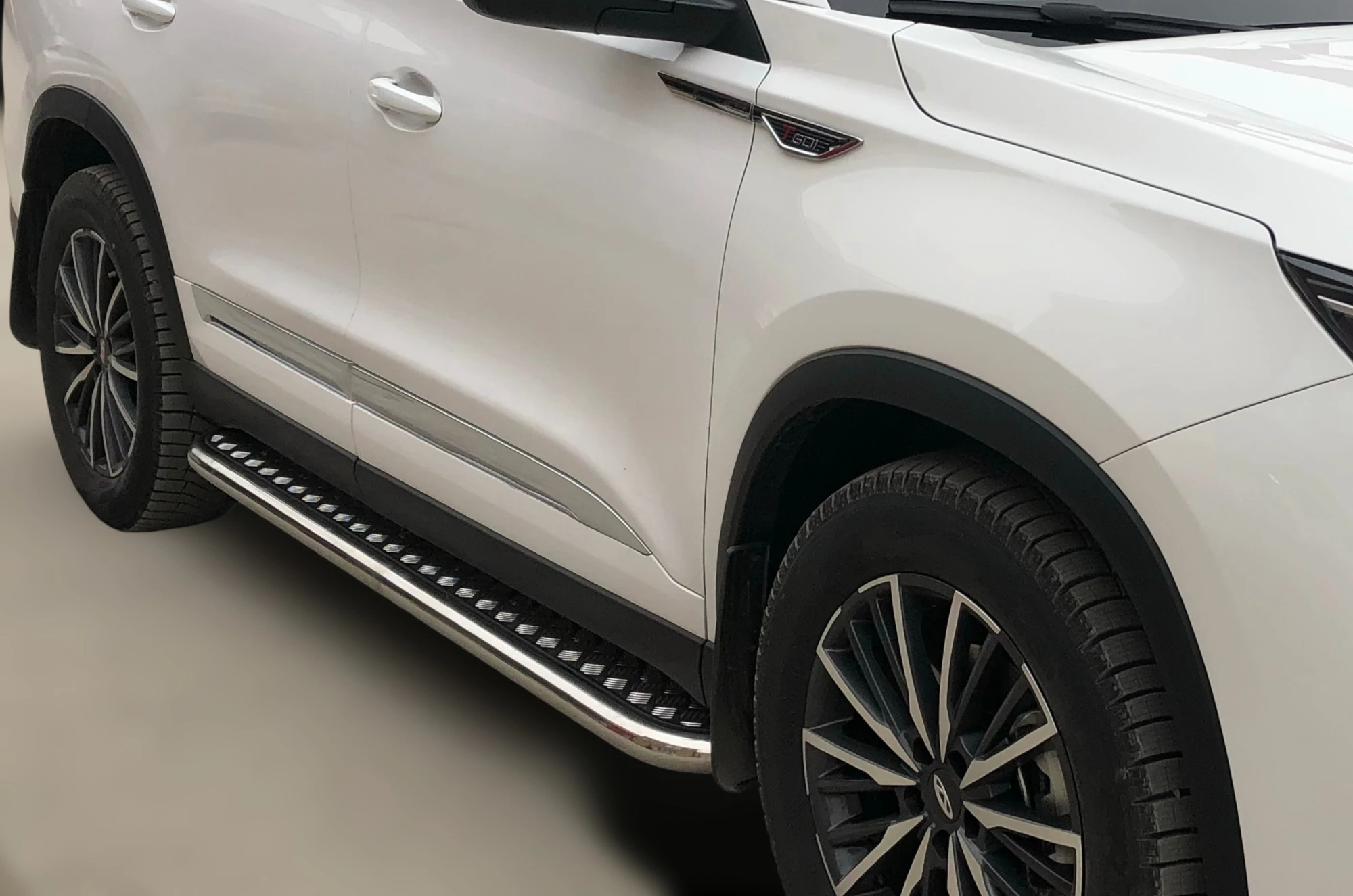 Пороги с накладным листом d53 мм для Chery Tiggo 8 Pro Max I Рестайлинг  Юко CTGPM.8.22.41