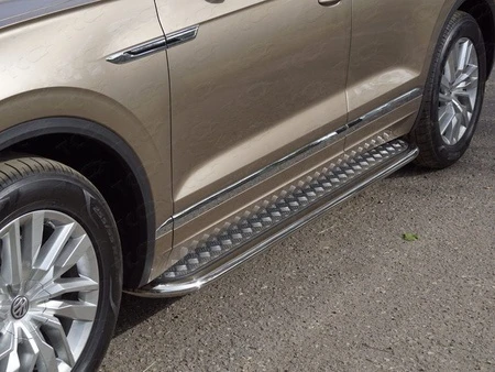 Пороги с площадкой 75х42 мм для Volkswagen Touareg III Рестайлинг  ТСС VWTOUAR18-32