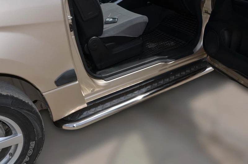 Пороги с накладным листом d53 мм для Suzuki Grand Vitara III Рестайлинг  Юко SGV.05.41.3дв