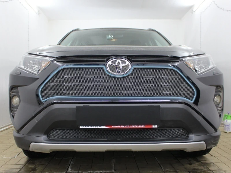 Защитная сетка радиатора верх для Toyota RAV4 V (XA50) Черный Стрелка 11 TRAV19.top.black
