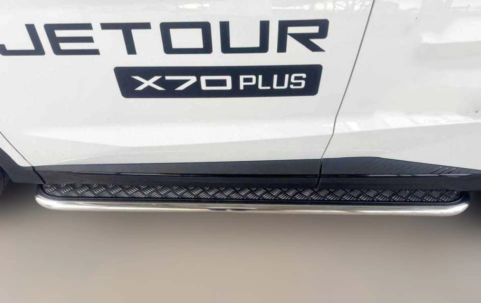 Пороги с накладным листом d53 мм для Jetour X70 PLUS I Рестайлинг  Юко JET.X70+.23.41