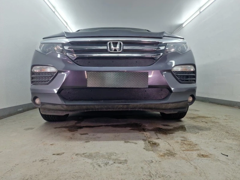 Зимняя заглушка радиатора на стяжке низ для Honda Pilot III Черный Стрелка 11 ZZ.HPIL15.bot