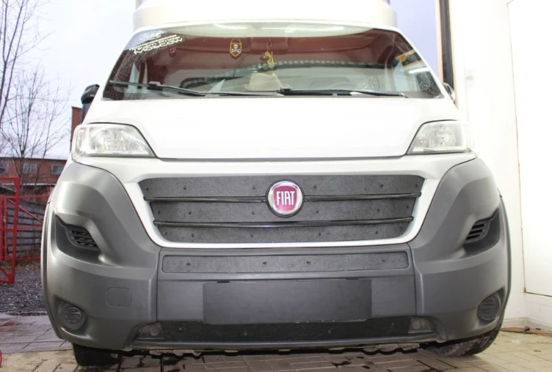Зимняя заглушка радиатора на стяжке верх 5 частей для Fiat Ducato III Рестайлинг Черный Стрелка 11 ZZ.FDUC14.top.logo
