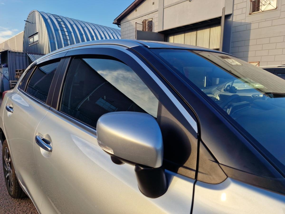 Дефлекторы окон с хром накладками 2D 6 шт (для рынка ОАЭ) для Suzuki Baleno III