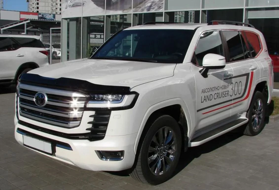 Дефлектор капота темный для Toyota Land Cruiser 300 Series