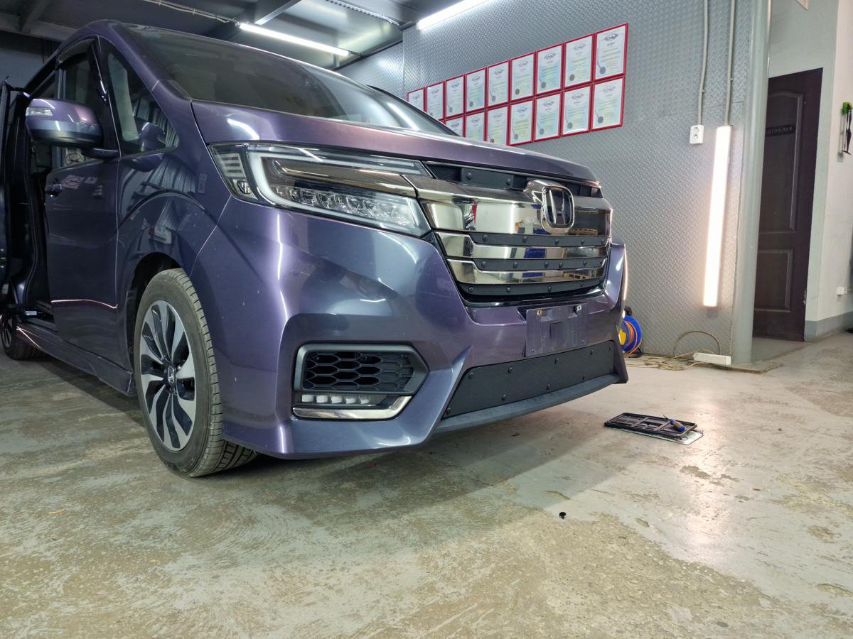 Зимняя заглушка радиатора на стяжке верх 5 частей для Honda Stepwgn V Рестайлинг