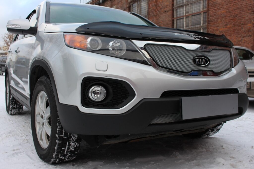 Защитная сетка радиатора верх, с вырезом под логотип для Kia Sorento II