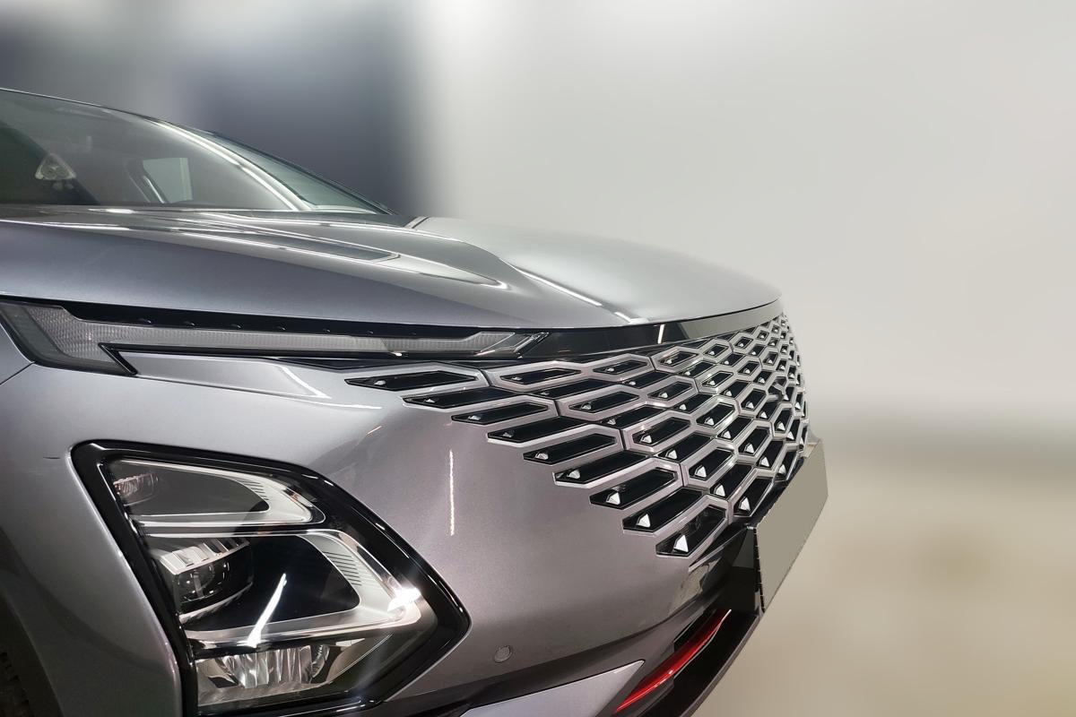 Накладка на капот между фар для Omoda C5 I