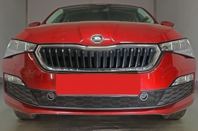 Защитная сетка радиатора низ, с парктроником для Skoda Rapid II Черный Стрелка 11 SKRAP20.black.park