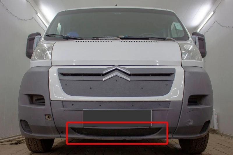 Зимняя заглушка радиатора на стяжке низ для Citroen Jumper  II Черный Стрелка 11 ZZ.CJUMP06.bot