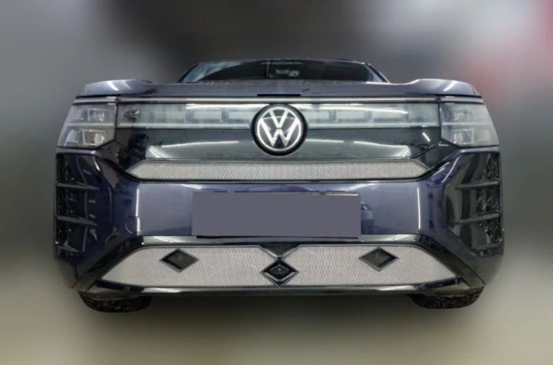 Комплект защитных сеток радиатора верх с камерой и низ 2 части для Volkswagen Teramont II (China Market) Хром Стрелка 11 VWTERPRO25.top.chrome-VWTERPRO25.bot.chrome