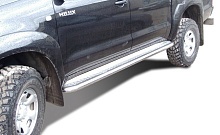 Пороги с накладным листом d60 мм для Toyota Hilux VII Рестайлинг