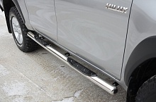 Пороги труба с проступью d76 мм для Toyota Hilux VIII Рестайлинг