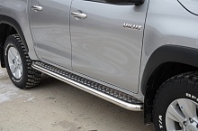 Пороги с накладным листом d60 мм для Toyota Hilux VIII Рестайлинг